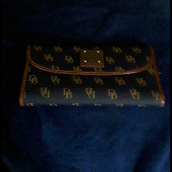 Dooney & Bourke Handbags - DOONEY& BOURKE WALLET. LOVE THIS PRICE!😊😊😊😊😊